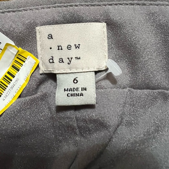 A NEW DAY SEQUIN DRESS PANTS WITH SIDE ZIPPER SIZE 6. NWT - Picture 8 of 11